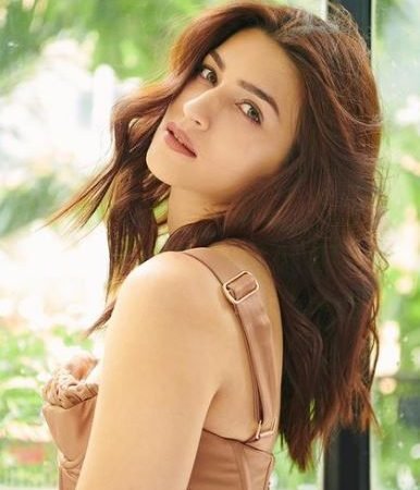 Kriti Sanon Net Worth, Age, Physical Stats, Boyfriends, Movies, Family, and Biography