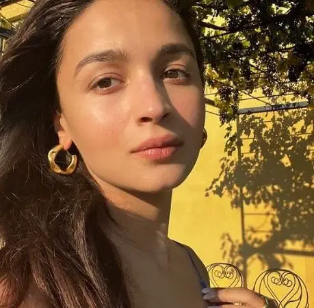 Alia Bhatt Net Worth, Age(29), Family, Relationship, Lifestyle, and more.